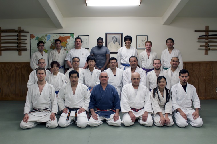 Photo de groupe de Senseï et ses étudiants au dojo de Torrance, Californie